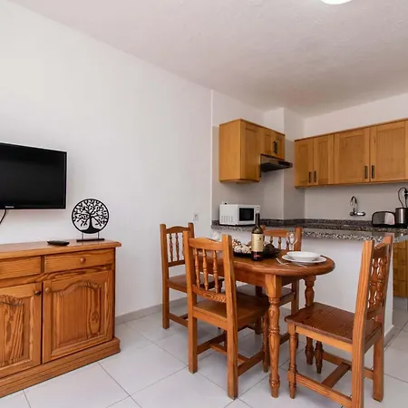 Floritas 24 - One Bed With Pool View 아파트 아로나